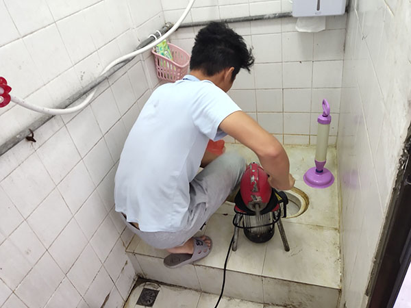 积石山肥皂掉到马桶里把马桶堵住了怎么办？马桶堵住了怎么办