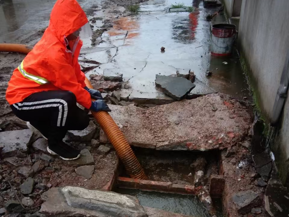 积石山专业清理污水池 炜誉市政以规范流程守护城市 “肠道”