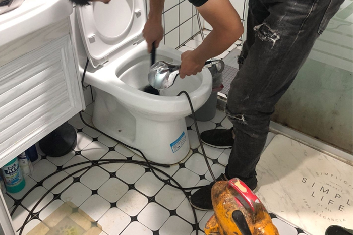 积石山马桶堵塞自己疏通还是找师傅？专业上门服务让你省时更省心