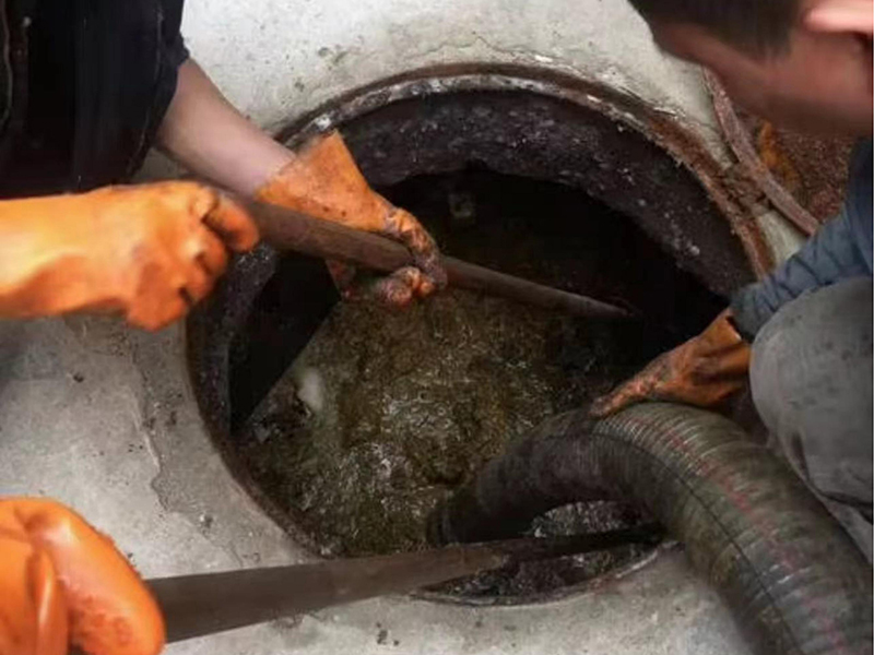 积石山清理化粪池时如何避免沼气的危害？